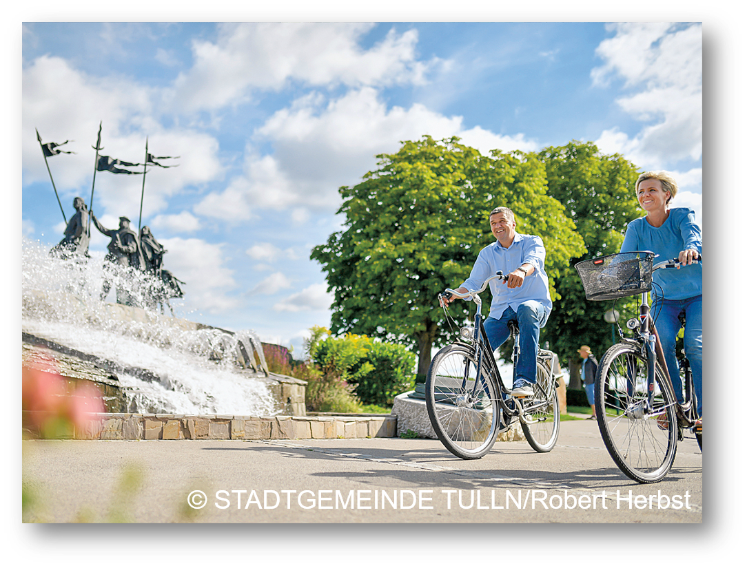Fahrradfahrer beim Nibelungenbrunnen in Tulln