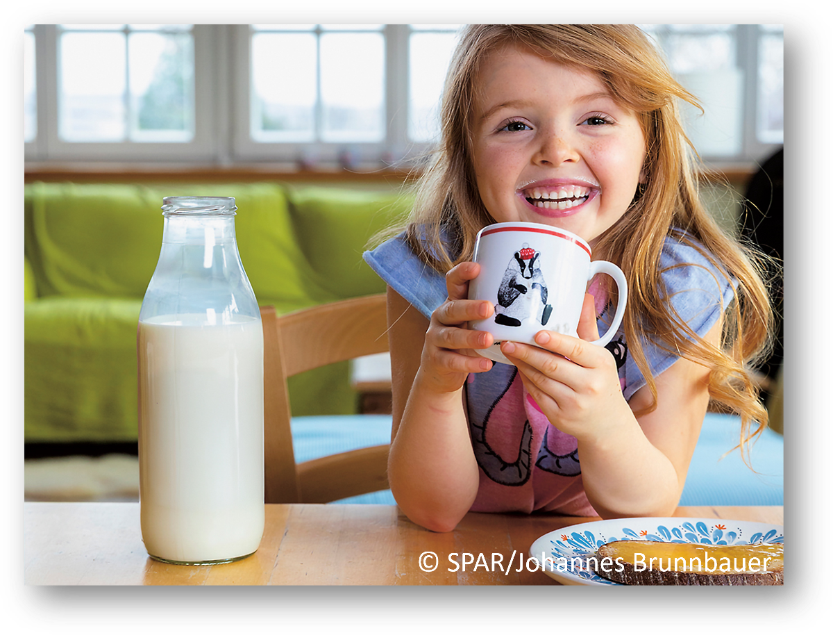 Mädchen trinkt ein Glas Milch