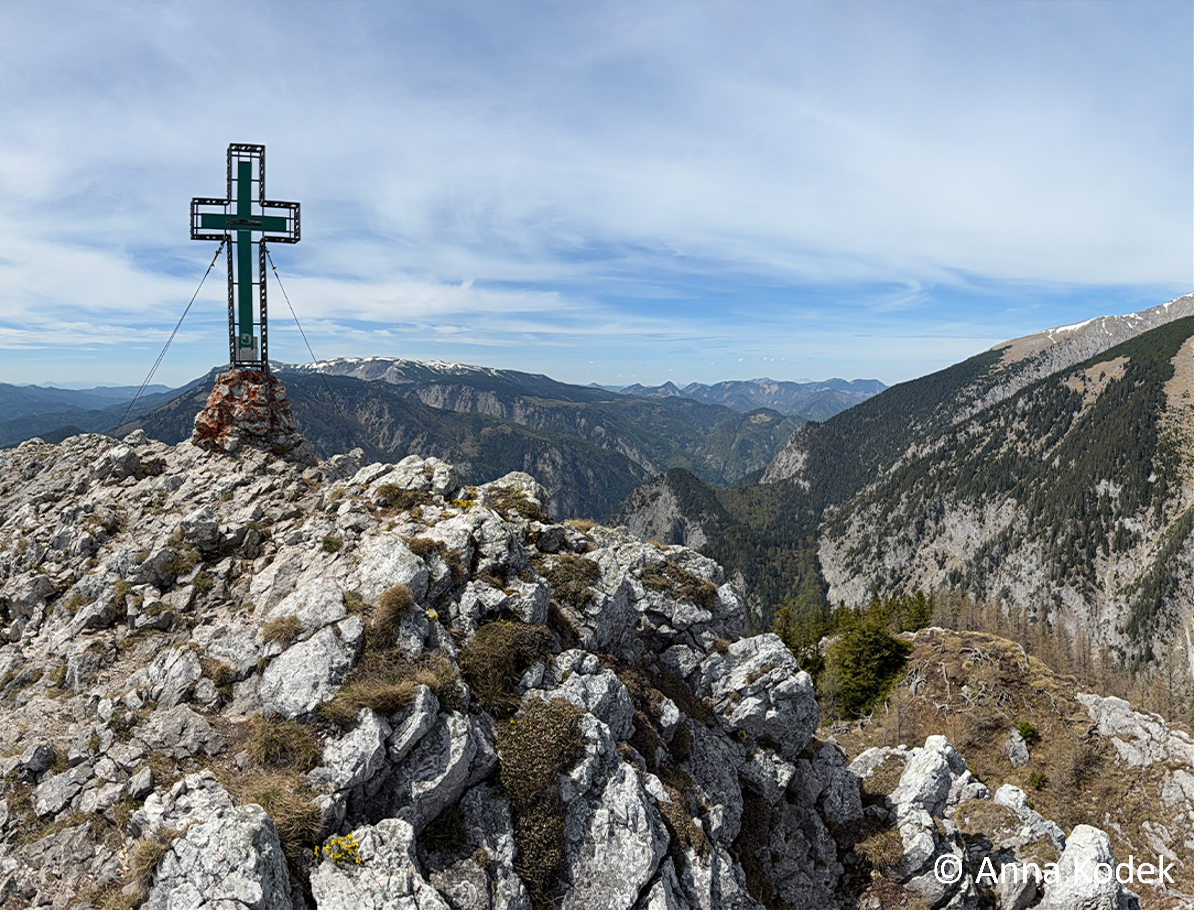 Berg mit Gipfelkreuz