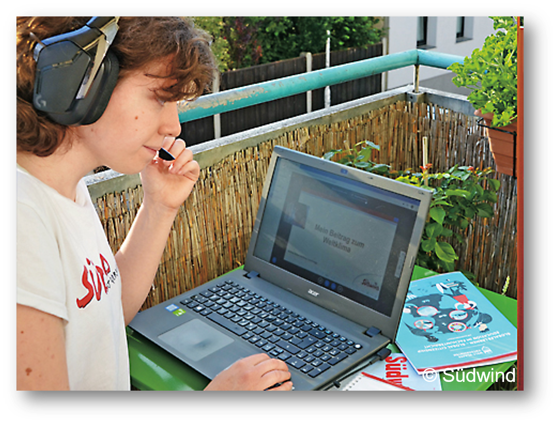 junger Mann arbeitet an einem Computer